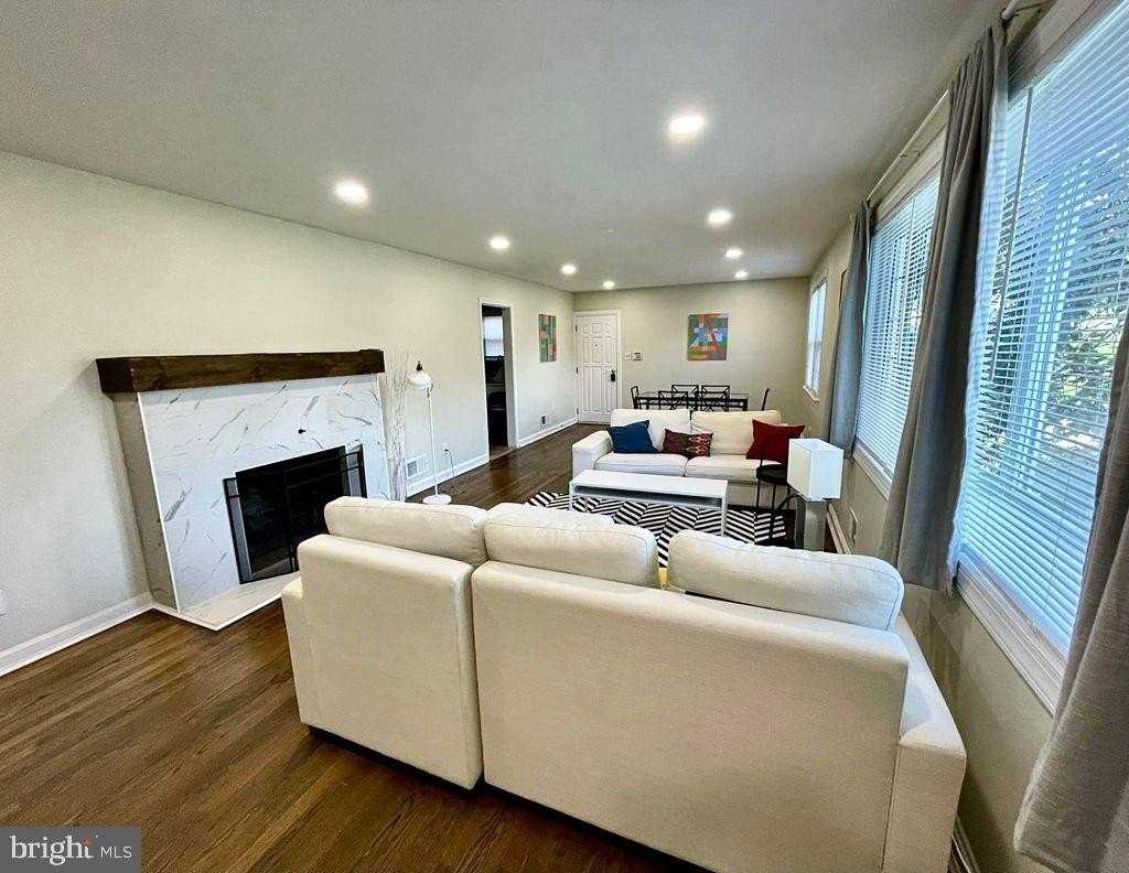 5901 Middleton Ln - Photo 4 of 20