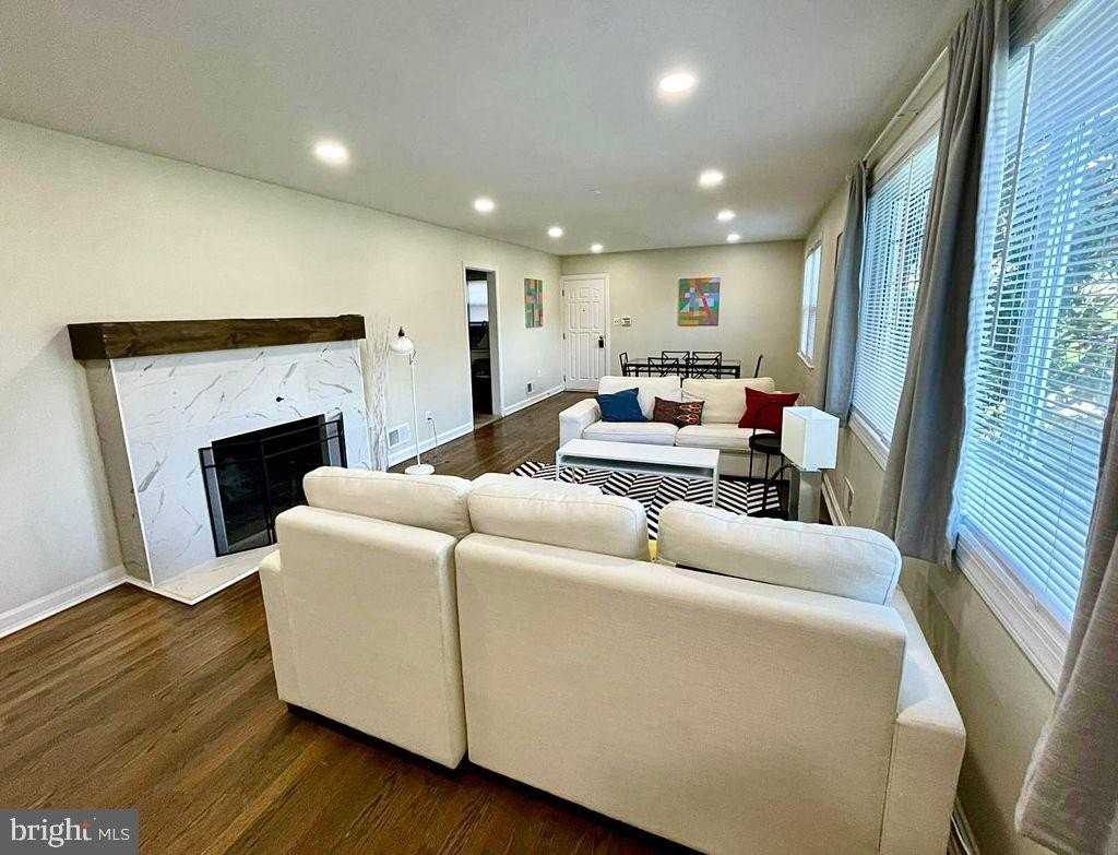 5901 Middleton Ln - Photo 5 of 20