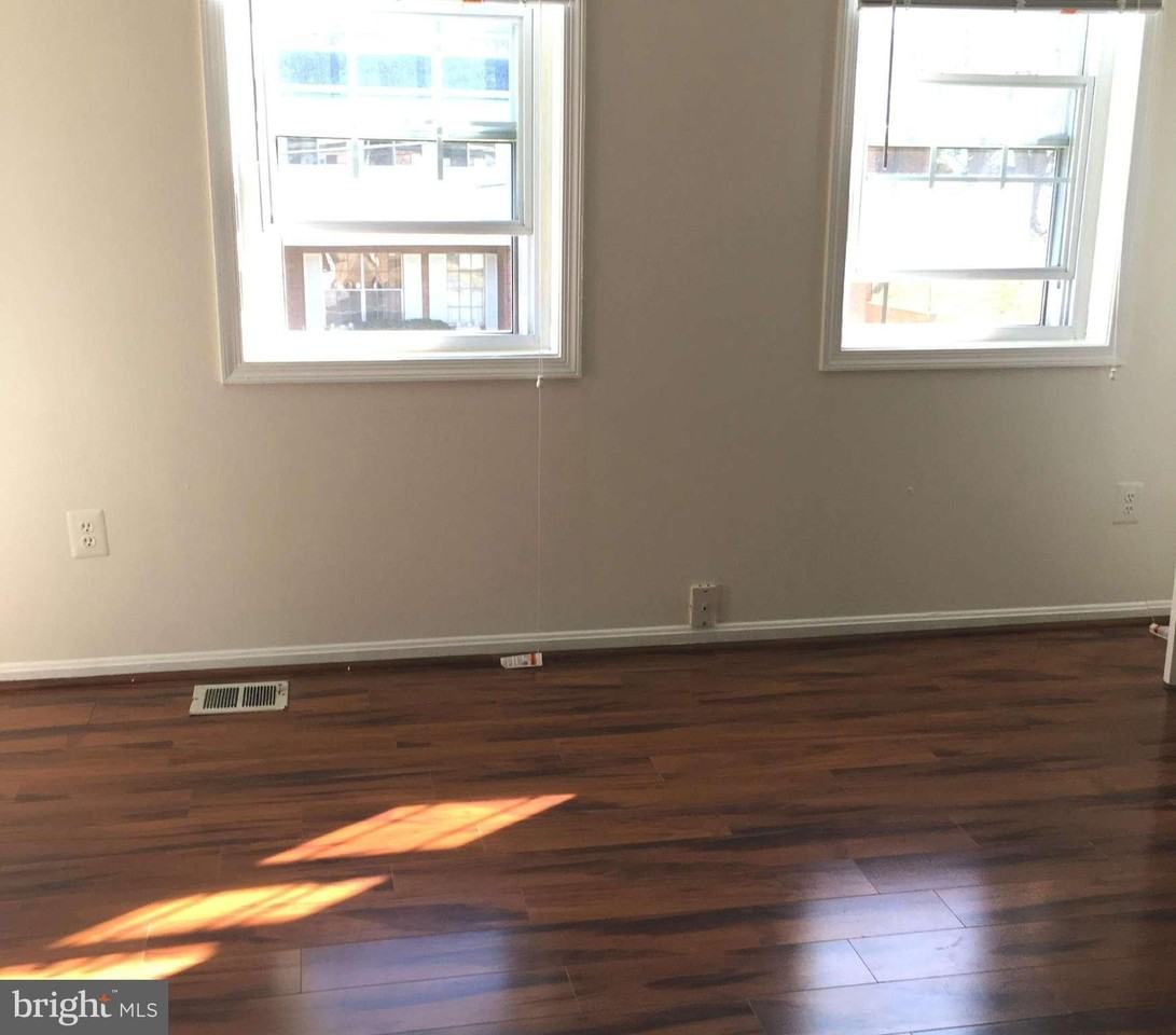 8014 Lakecrest Dr - Photo 2 of 10