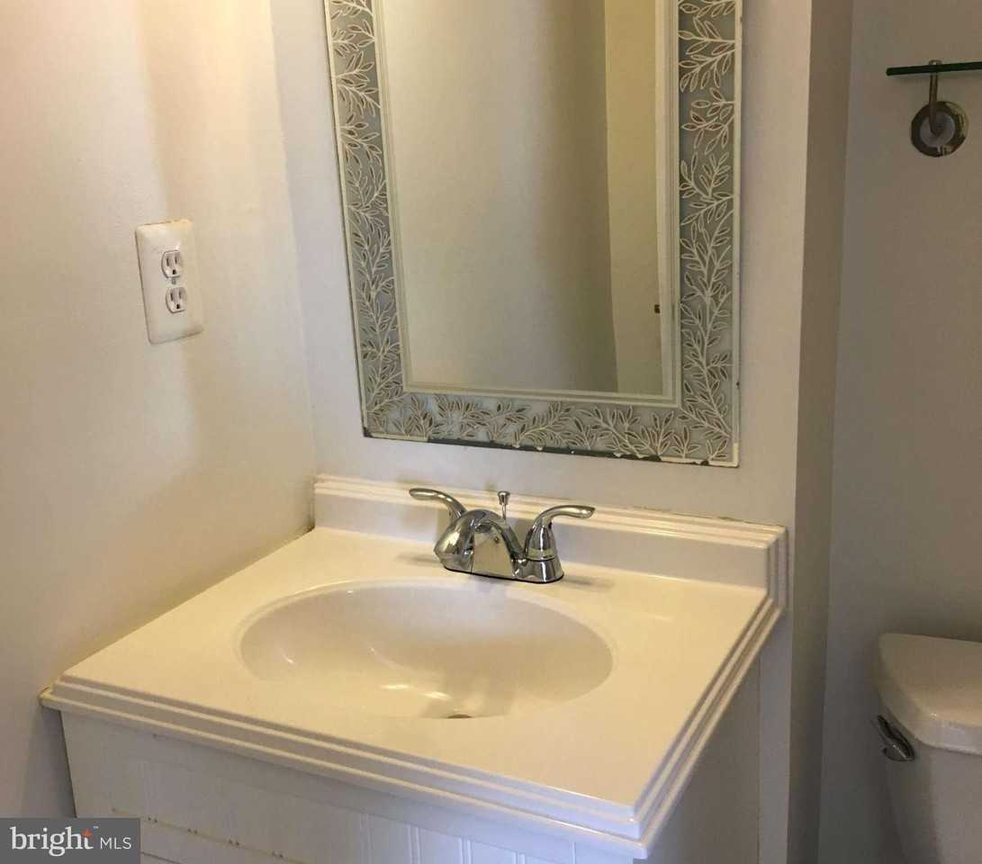 8014 Lakecrest Dr - Photo 3 of 10