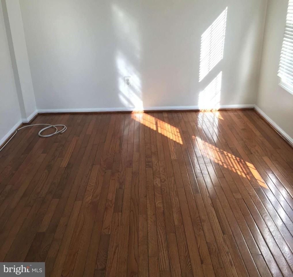 8014 Lakecrest Dr - Photo 4 of 10