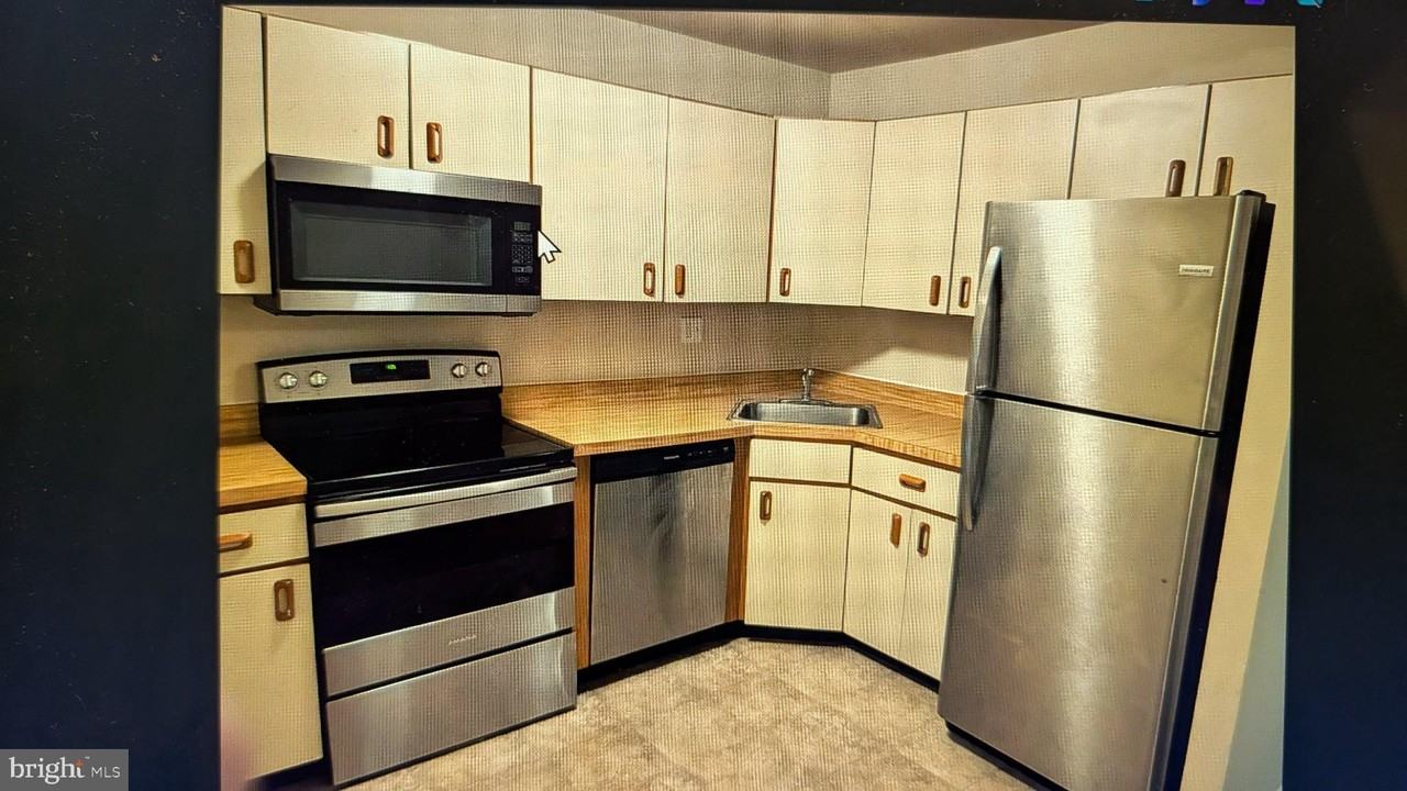 1204 Huntingdon Mews - Photo 3 of 10