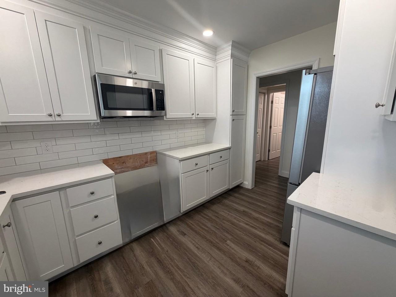 196 N Broadway #6 - Photo 5 of 12