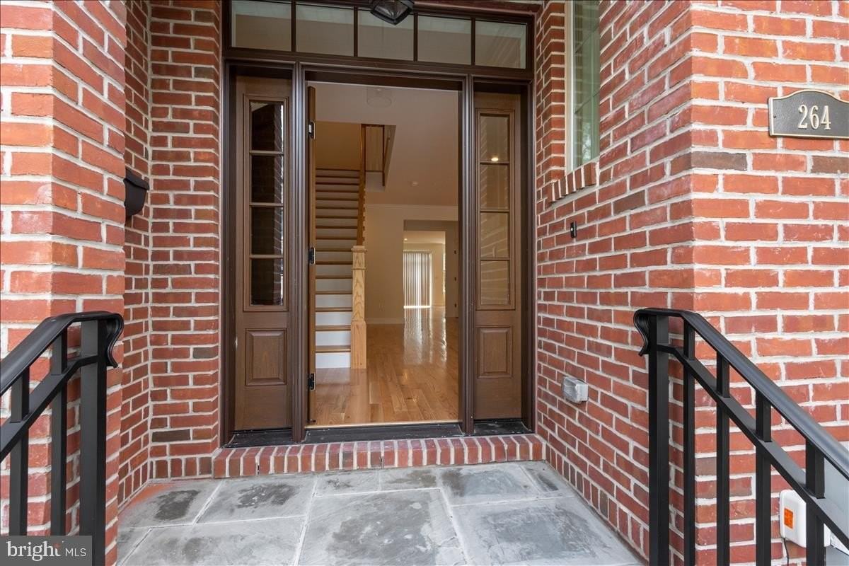 264 W Ashland St - Photo 3 of 34