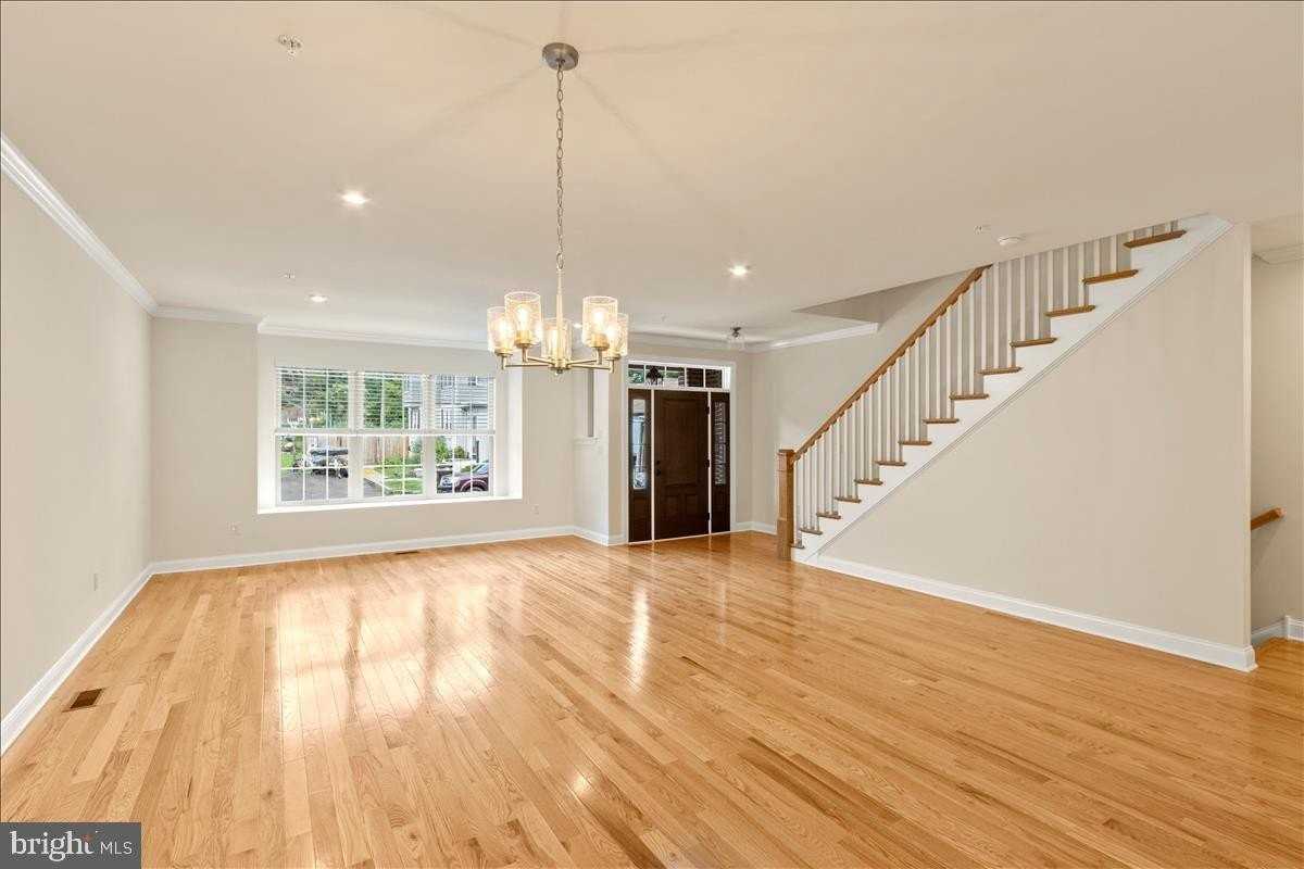 264 W Ashland St - Photo 5 of 34