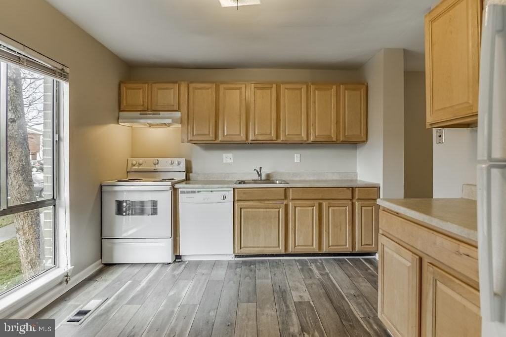 7301 Larrup Ct - Photo 4 of 40