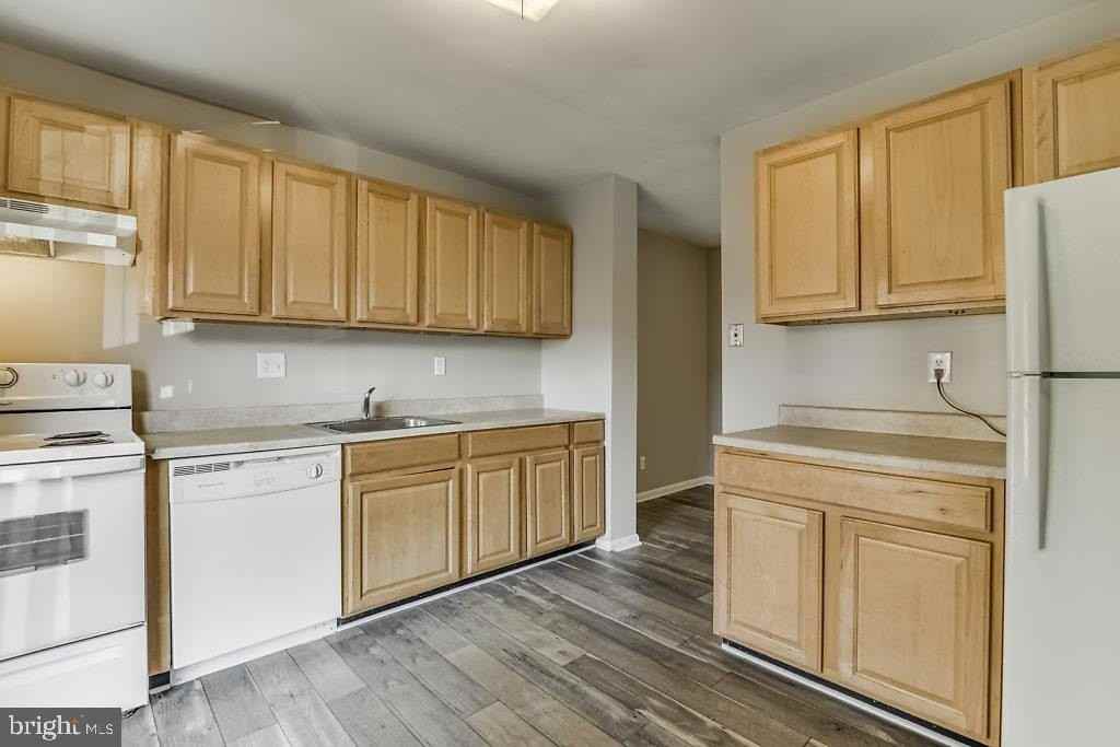 7301 Larrup Ct - Photo 5 of 40