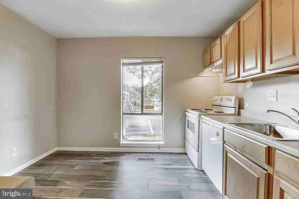 7301 Larrup Ct - Photo 7 of 40