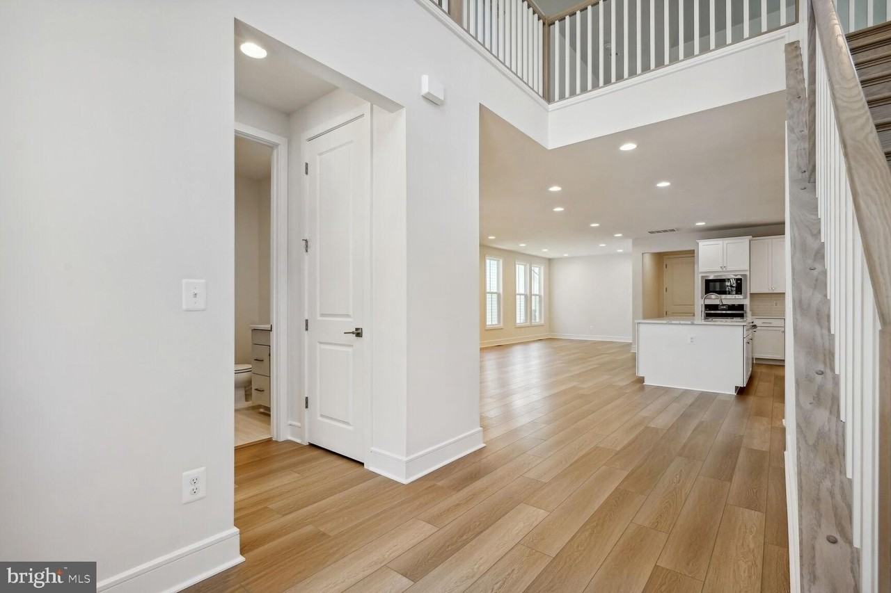 23115 Glenwood Heights Cir - Photo 2 of 27