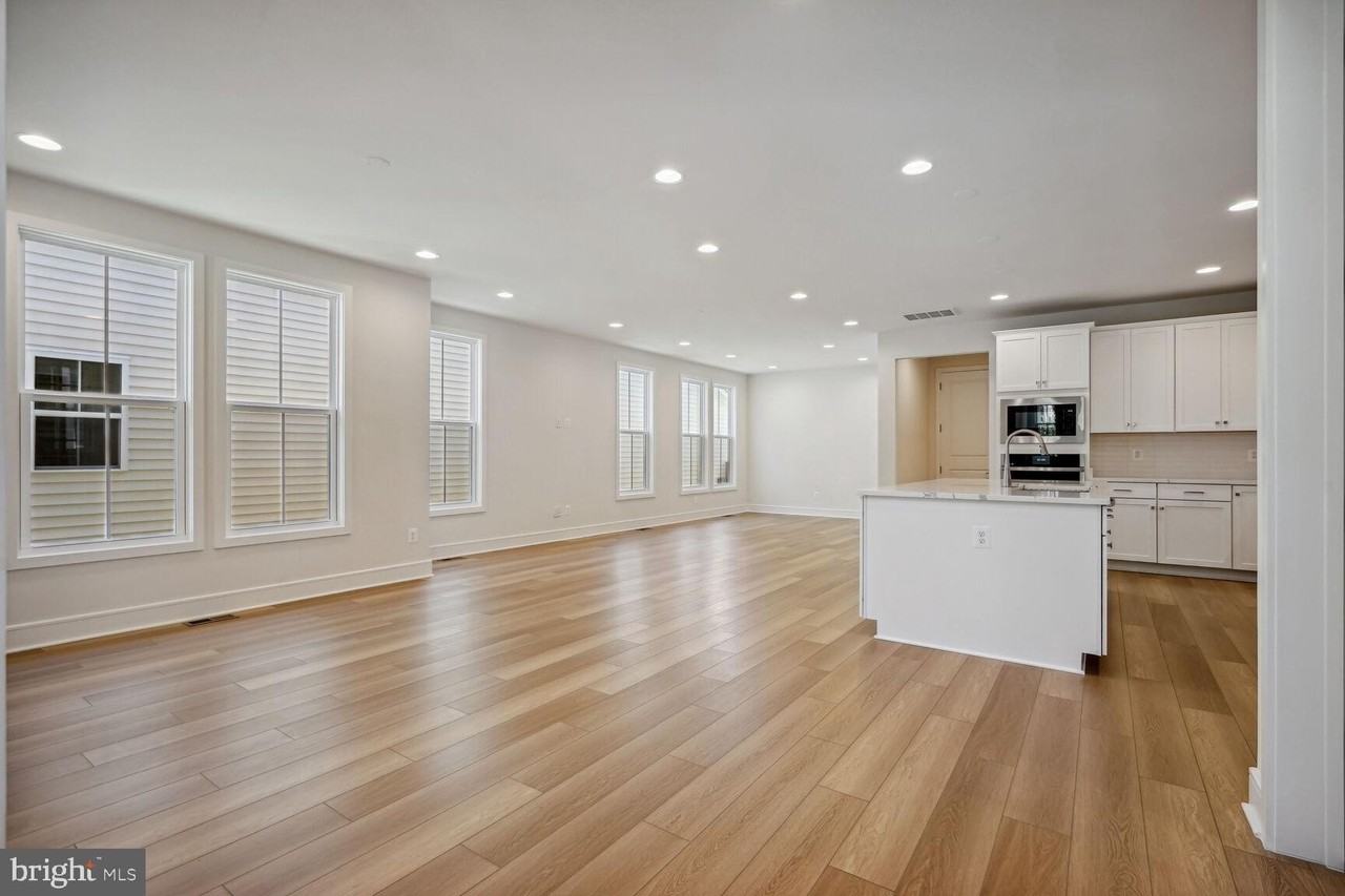 23115 Glenwood Heights Cir - Photo 3 of 27