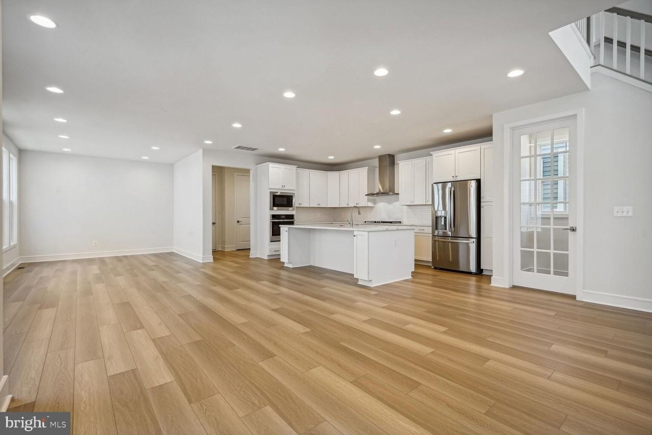 23115 Glenwood Heights Cir - Photo 4 of 27