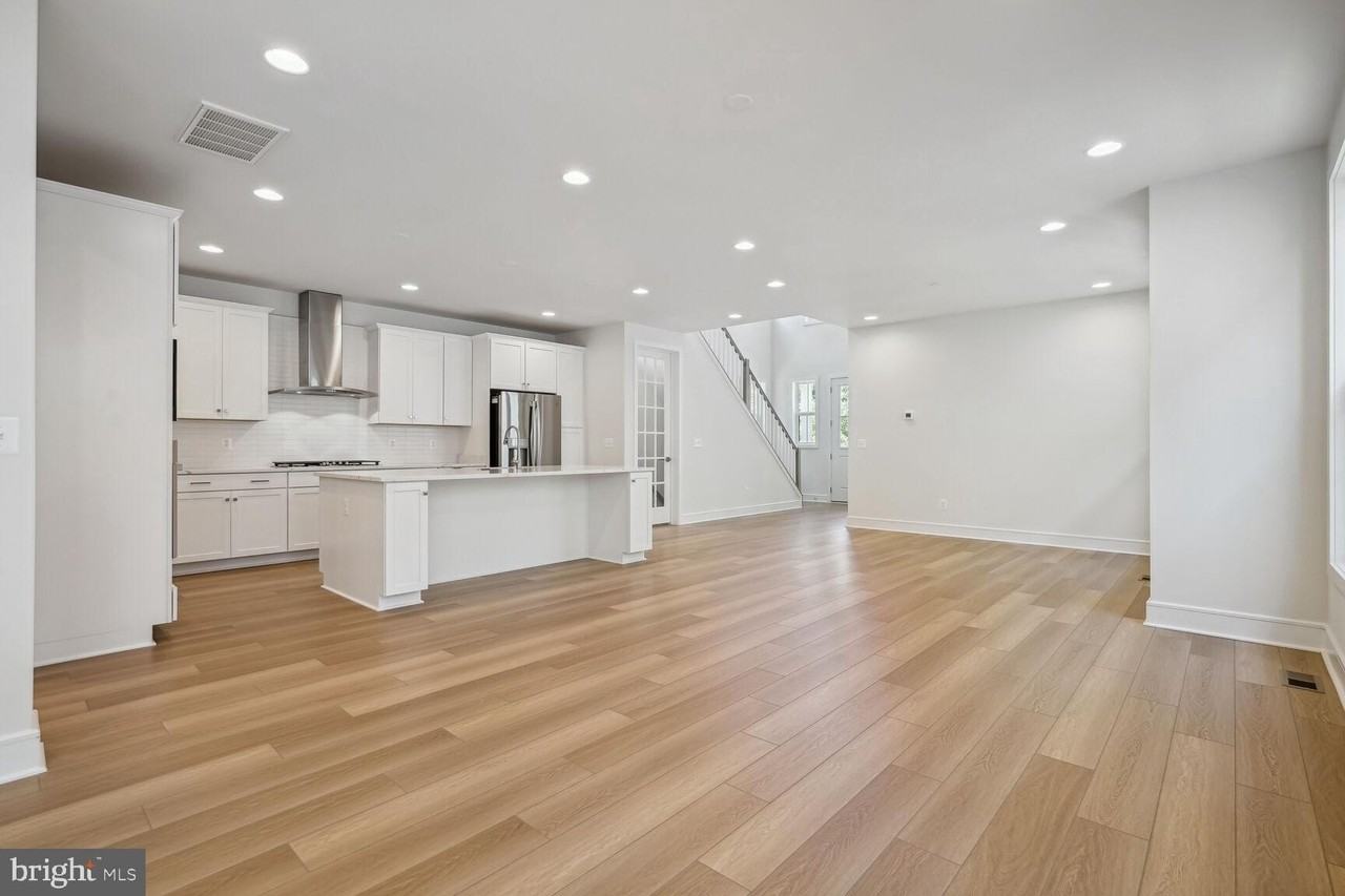 23115 Glenwood Heights Cir - Photo 5 of 27