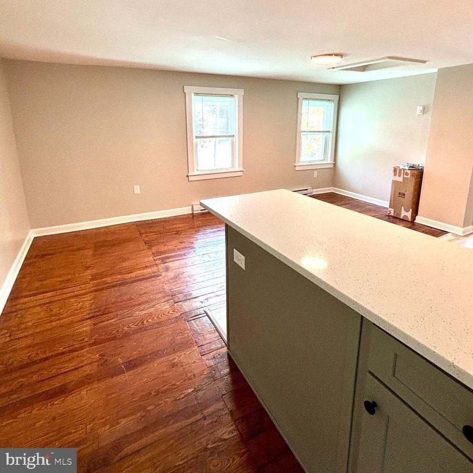 400 E Liberty St #B - Photo 6 of 32