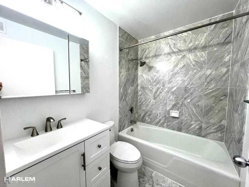 275 Greenwich St - Photo 5 of 7