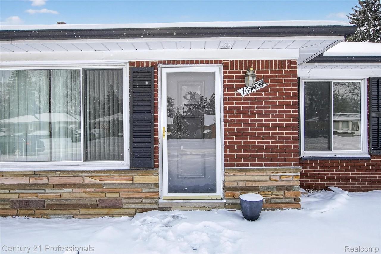 16786 Sprenger Ave - Photo 4 of 34