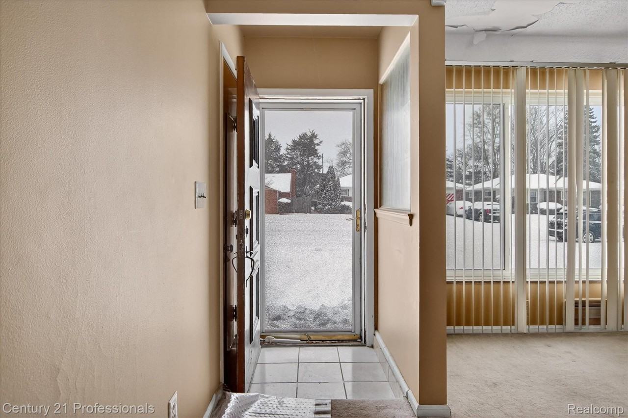 16786 Sprenger Ave - Photo 6 of 34