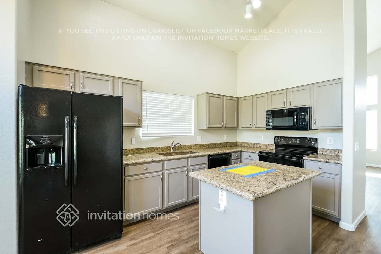 8614 W Echo Ln - Photo 7 of 16