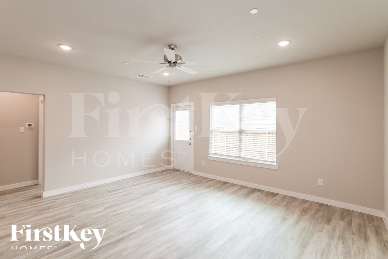 319 Niki Dr - Photo 3 of 15