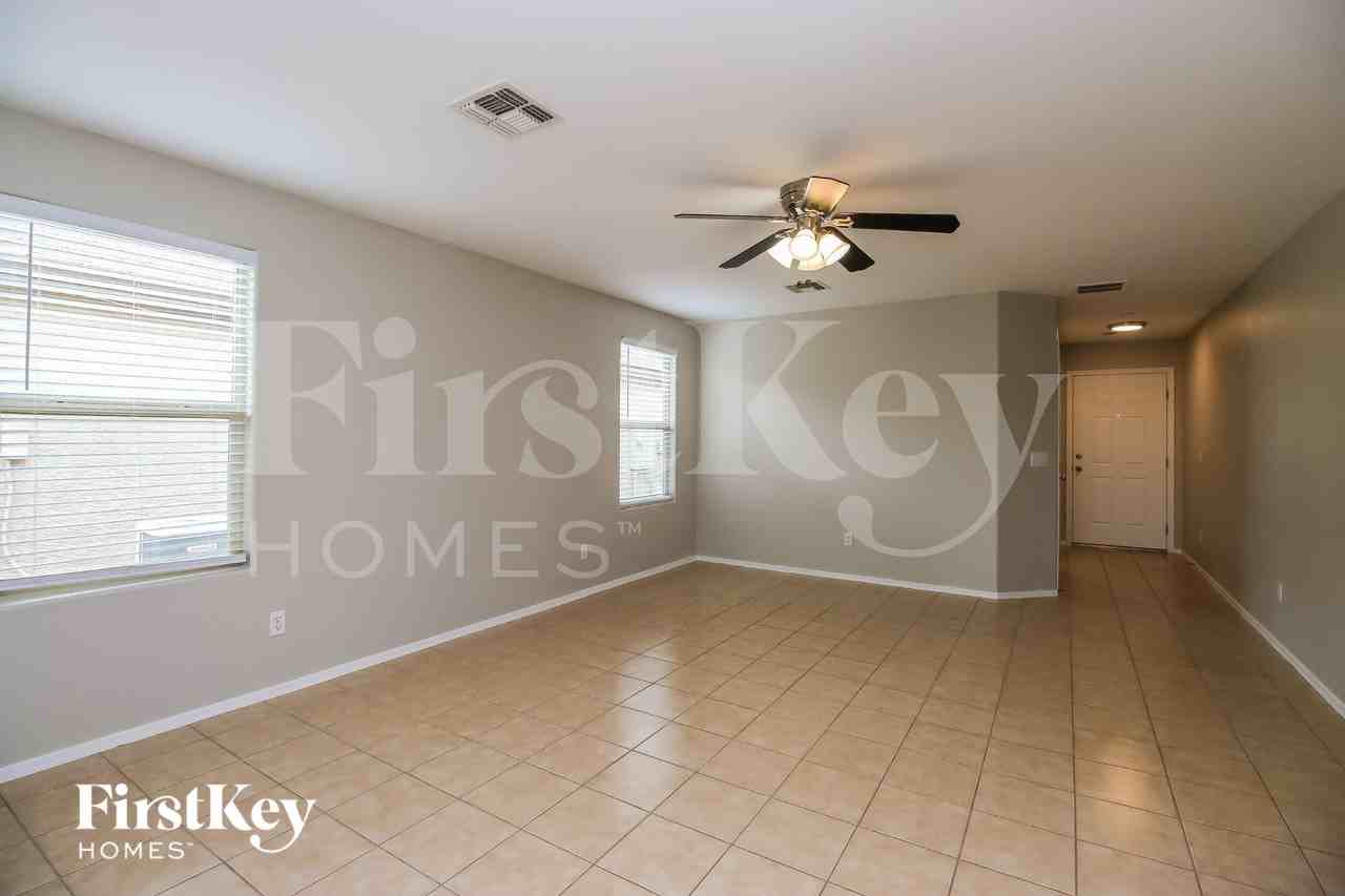 941 E Leslie Ave - Photo 2 of 15