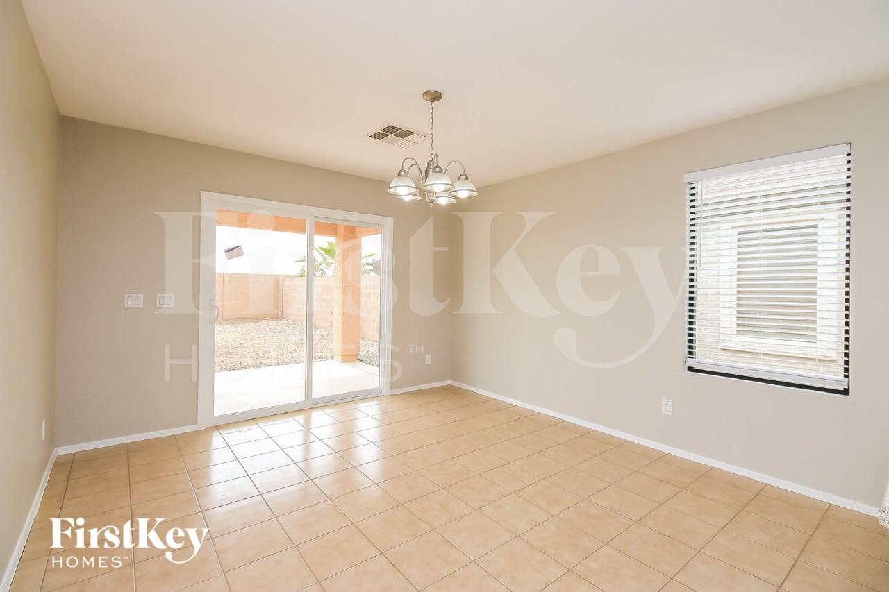 941 E Leslie Ave - Photo 4 of 15