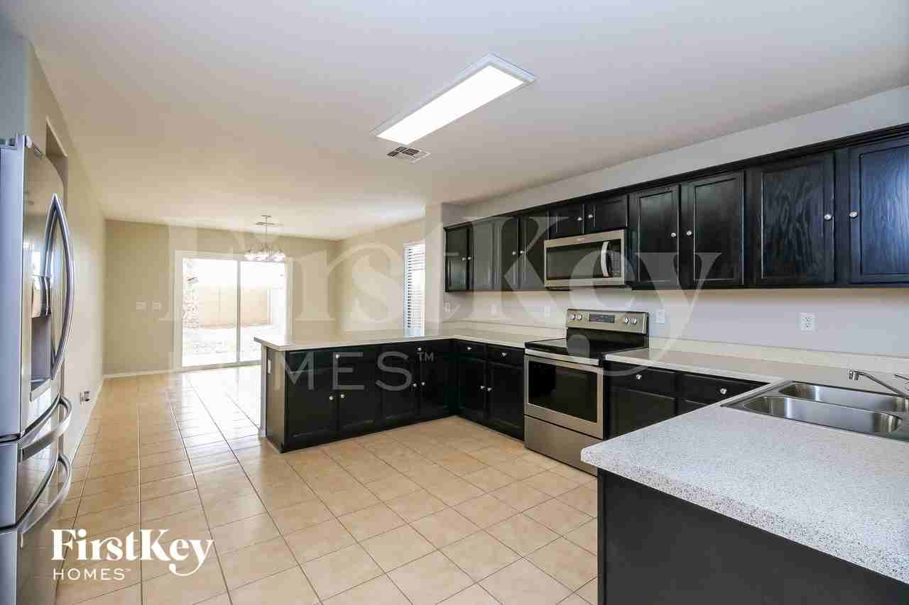 941 E Leslie Ave - Photo 5 of 15