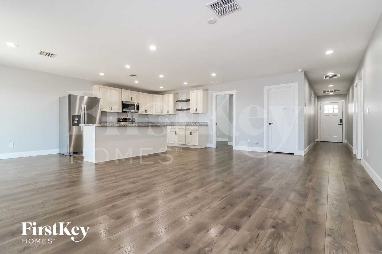 3858 W Tamarisk Ave - Photo 4 of 15