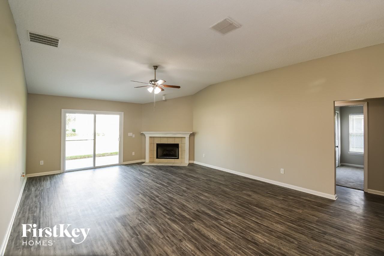 182 Greenfield Dr - Photo 4 of 15