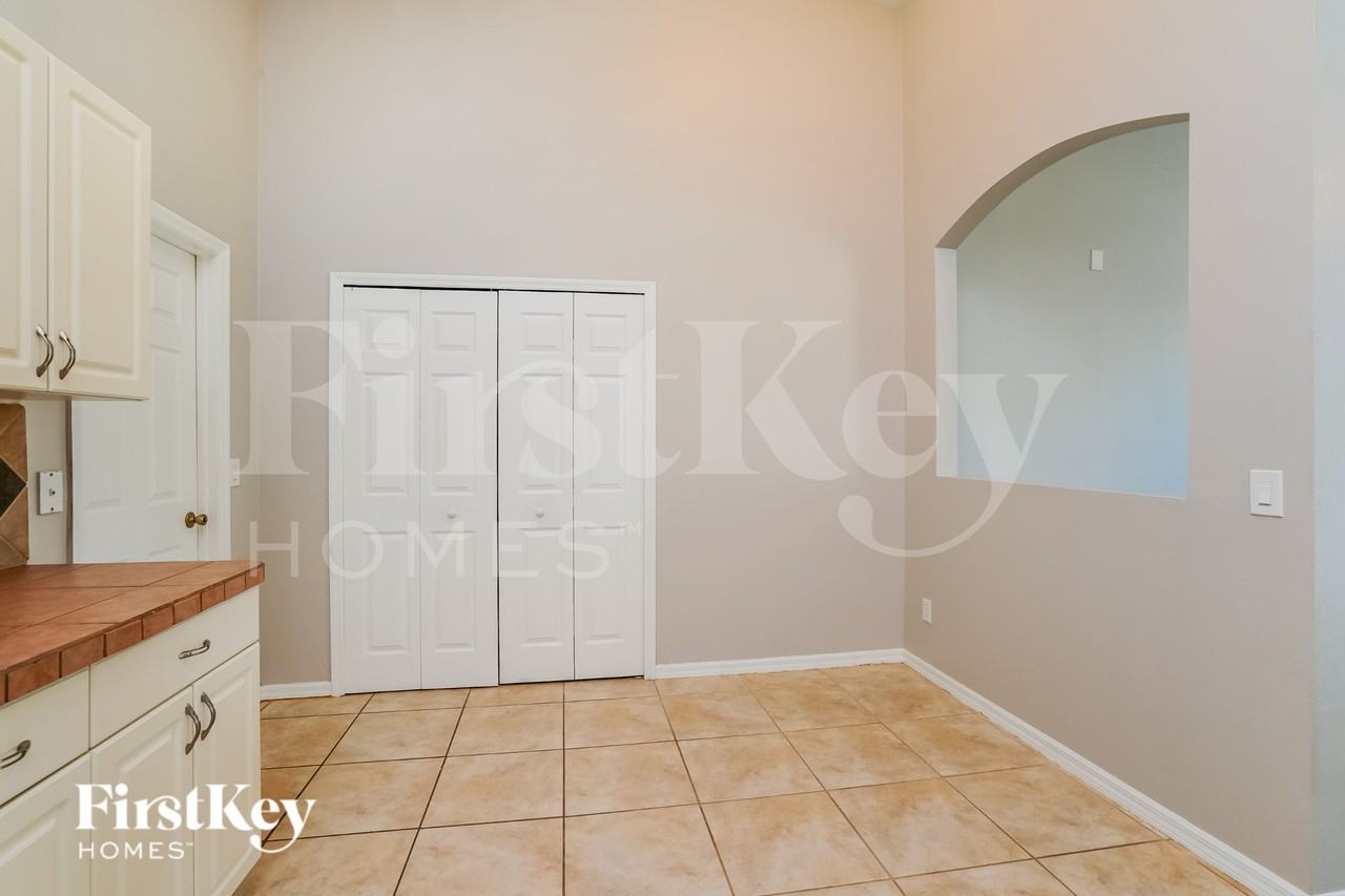 4410 Nw 22nd St - Photo 4 of 16