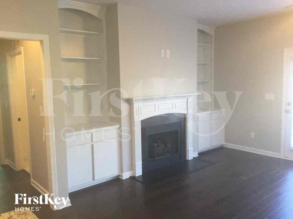 320 Nelson Ln - Photo 3 of 12