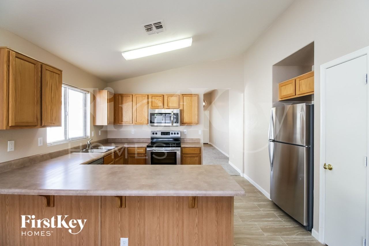 930 E Nardini St - Photo 5 of 16