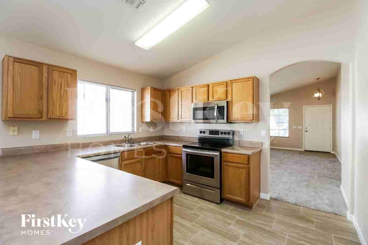 930 E Nardini St - Photo 6 of 16