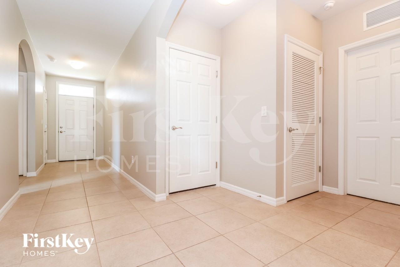 710 Sw 12th St - Photo 2 of 16