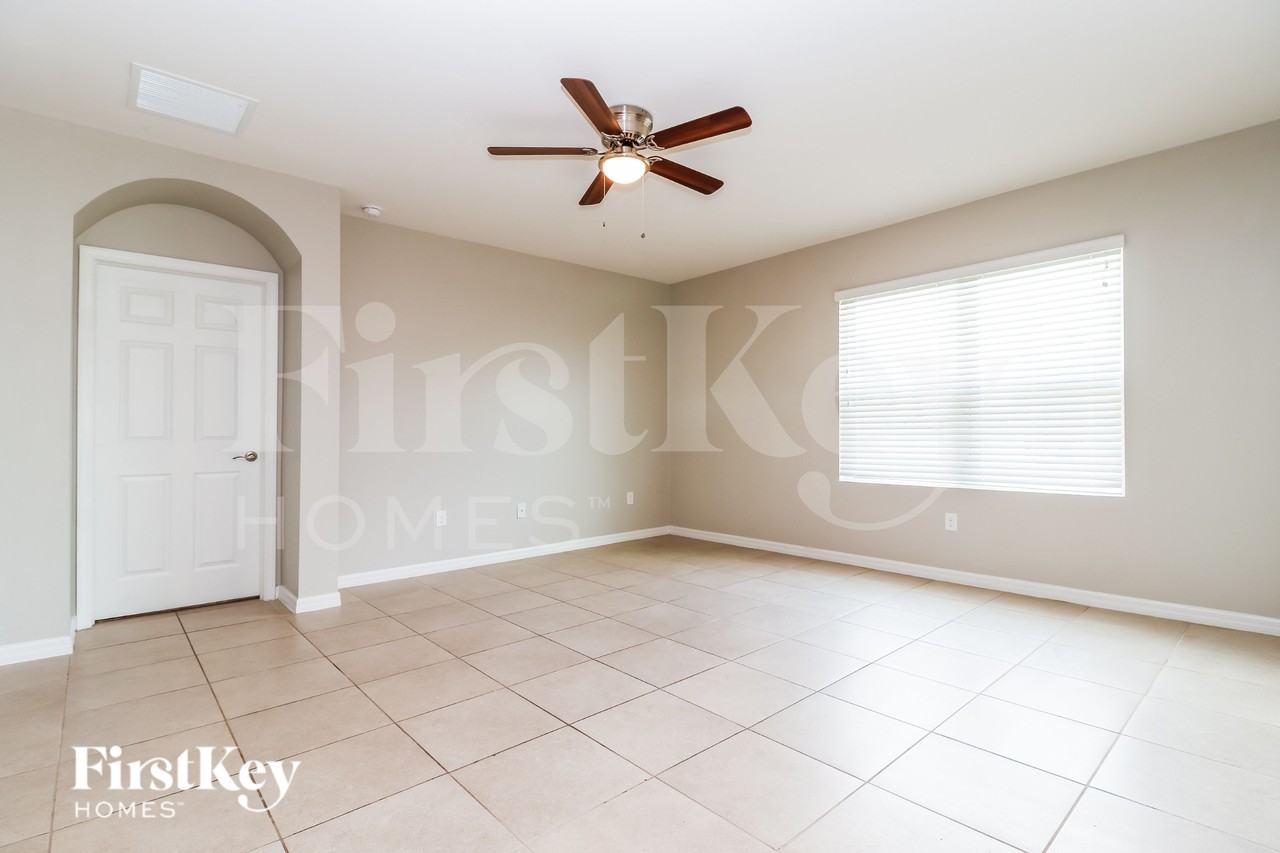 710 Sw 12th St - Photo 3 of 16