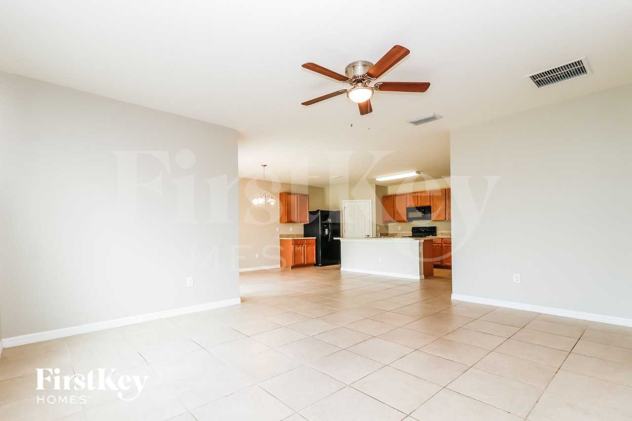 710 Sw 12th St - Photo 4 of 16