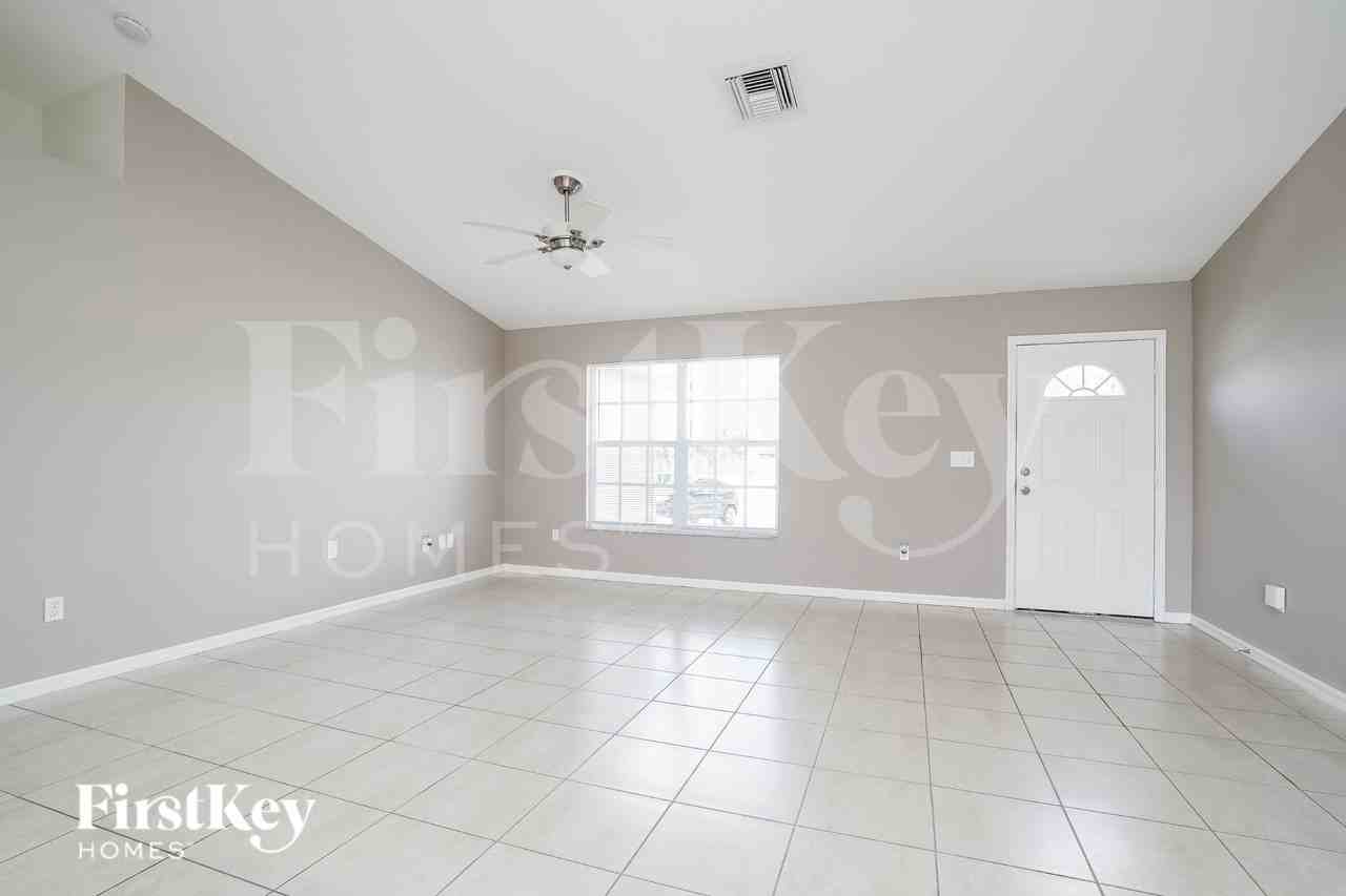 2715 Sw 1st Pl - Photo 4 of 16