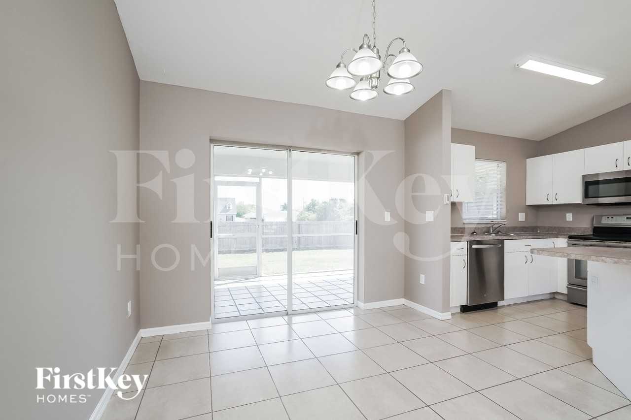 2715 Sw 1st Pl - Photo 5 of 16