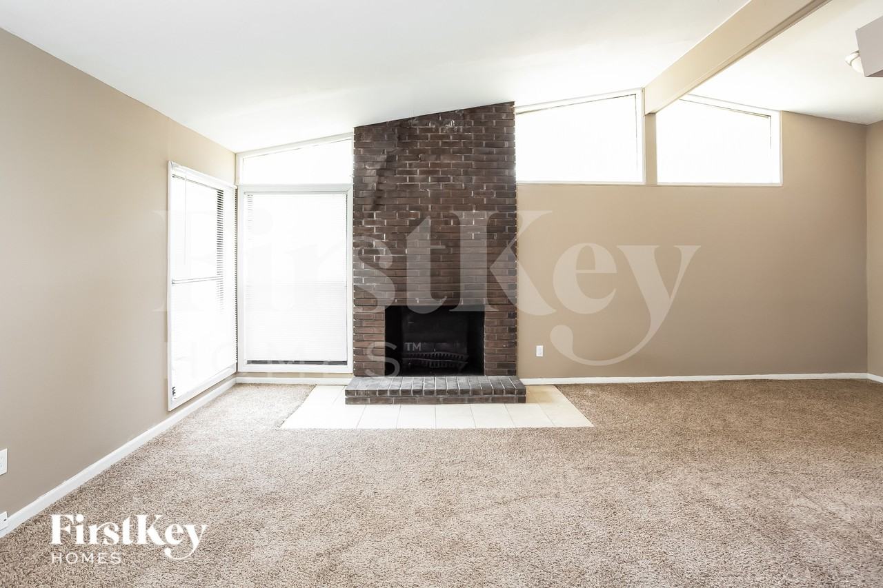 2420 Cherry Ln - Photo 3 of 15