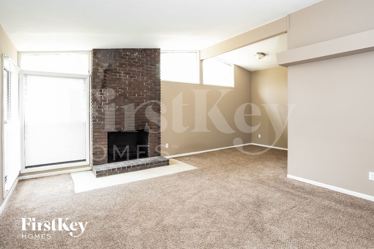 2420 Cherry Ln - Photo 4 of 15