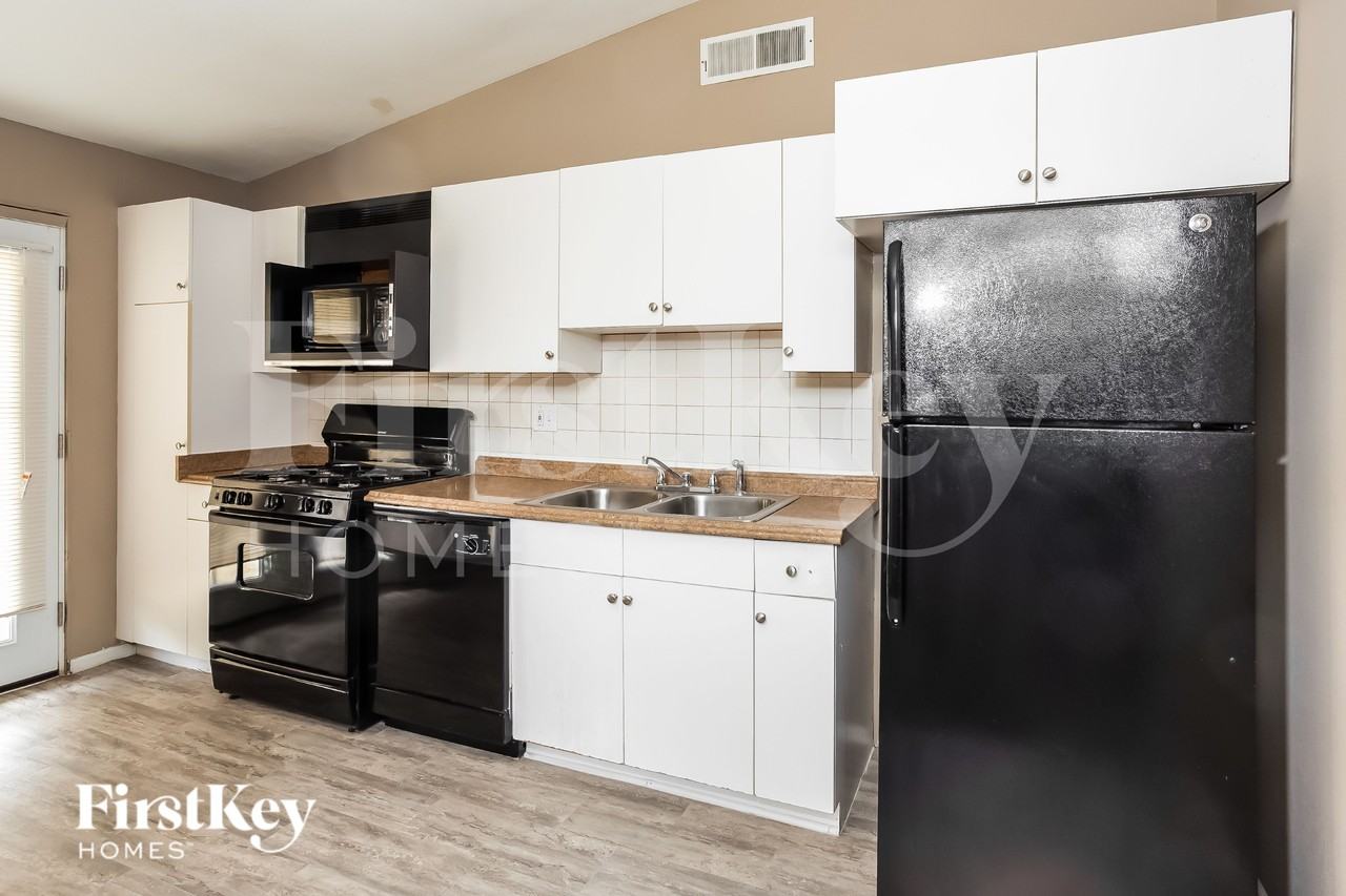 2420 Cherry Ln - Photo 6 of 15