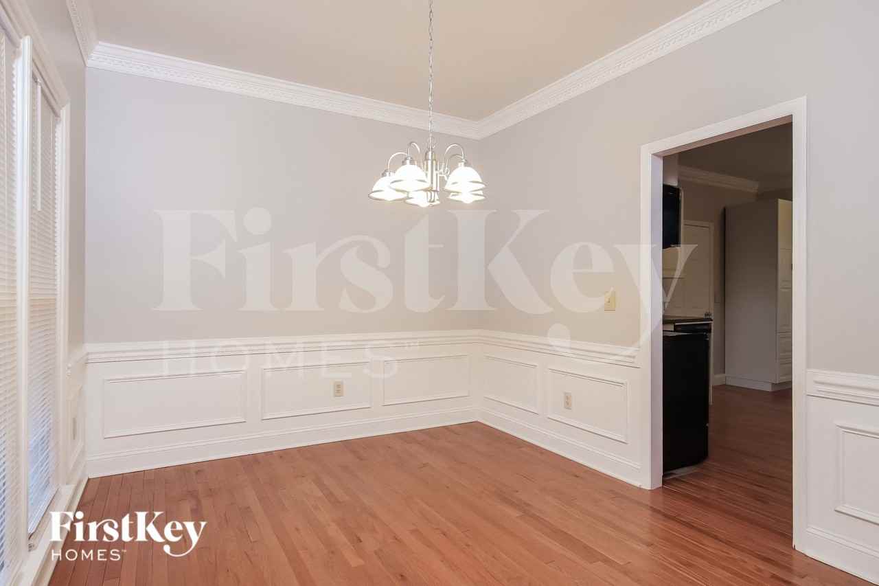 1792 Glenridge Dr - Photo 4 of 15