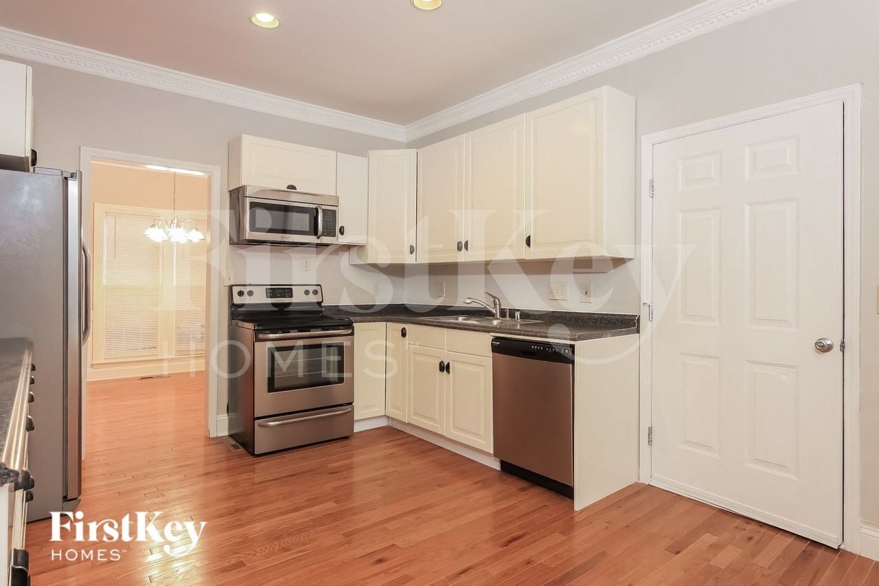 1792 Glenridge Dr - Photo 5 of 15