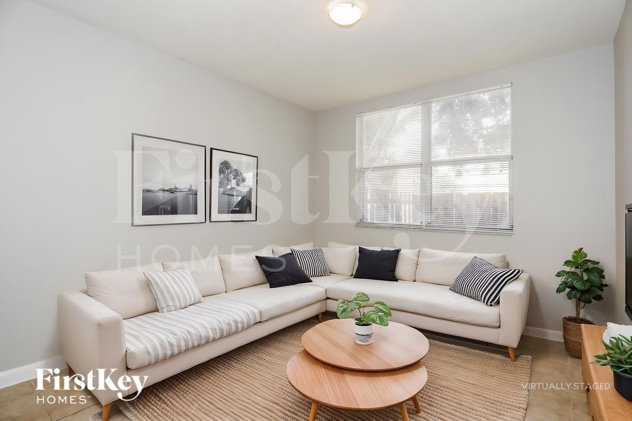 1495 Neavenue #102 - Photo 4 of 19