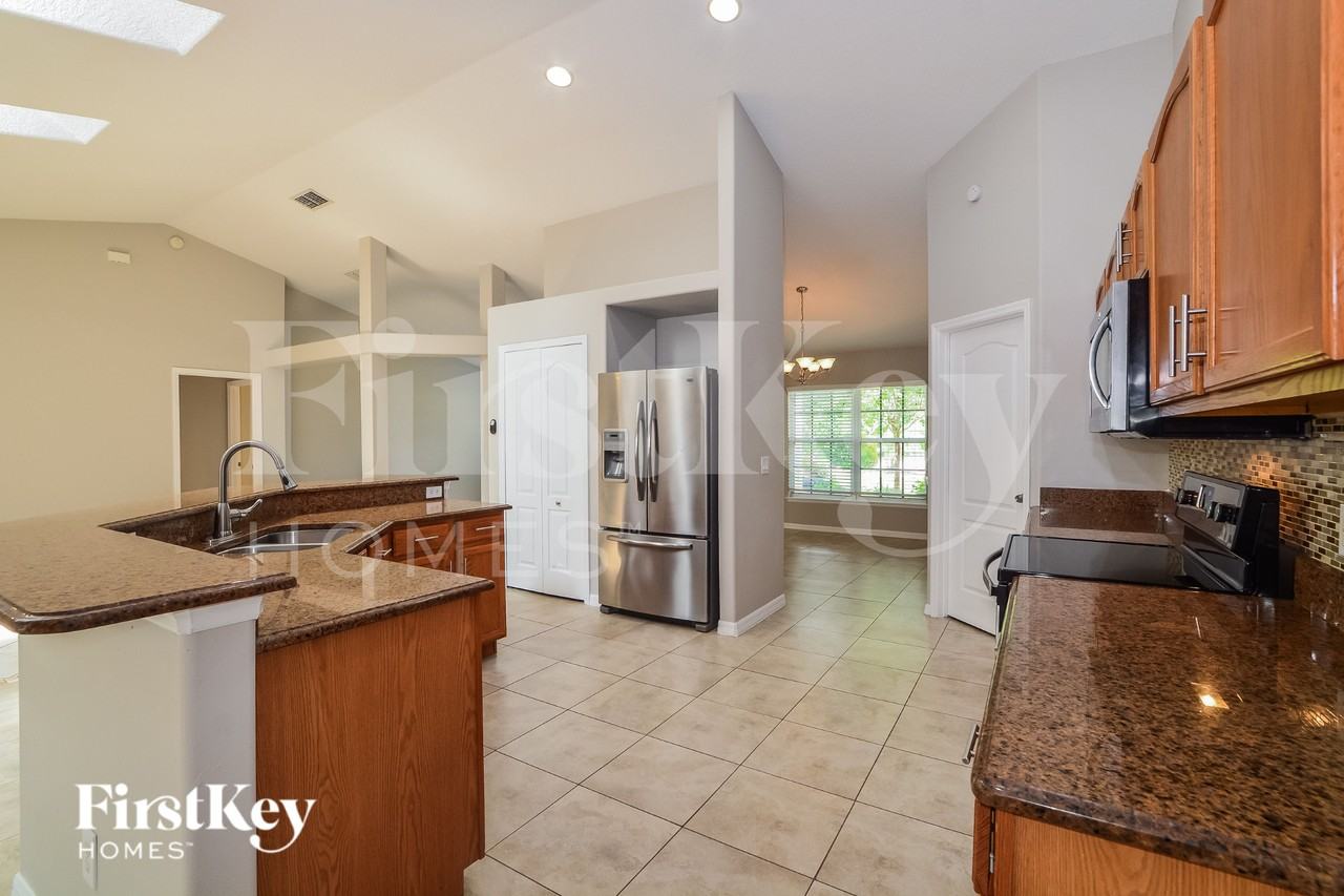 13219 Lakewind Dr - Photo 5 of 16