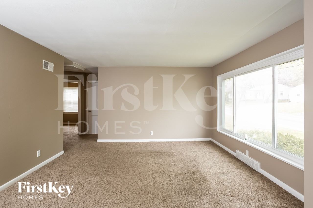 1290 Washington St - Photo 3 of 15