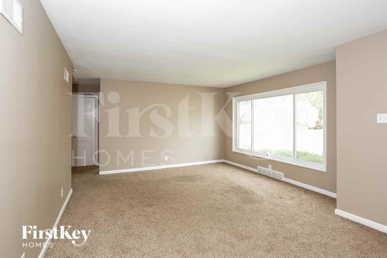 1290 Washington St - Photo 4 of 15