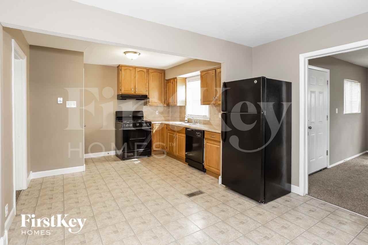 1290 Washington St - Photo 5 of 15