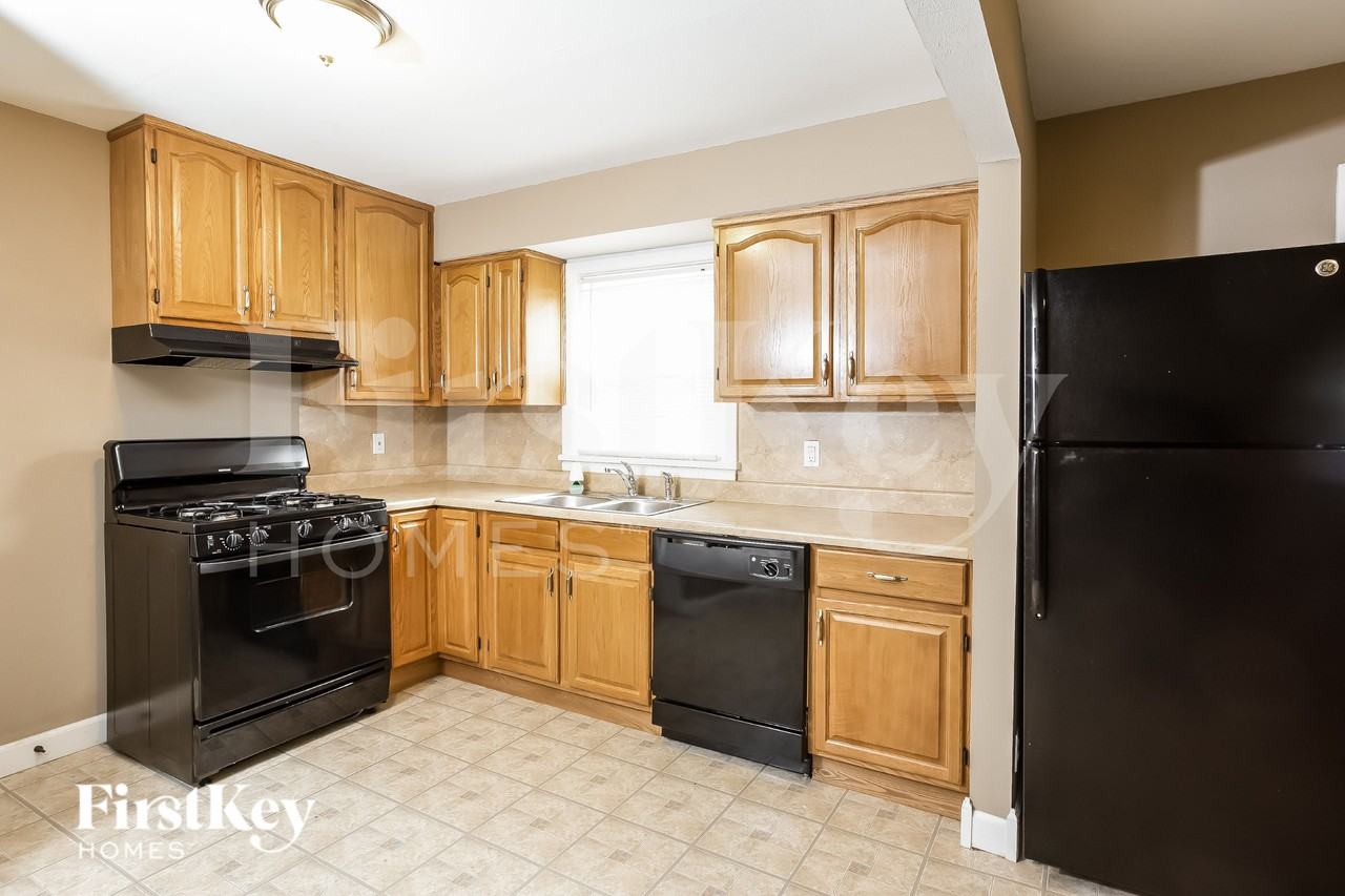 1290 Washington St - Photo 6 of 15