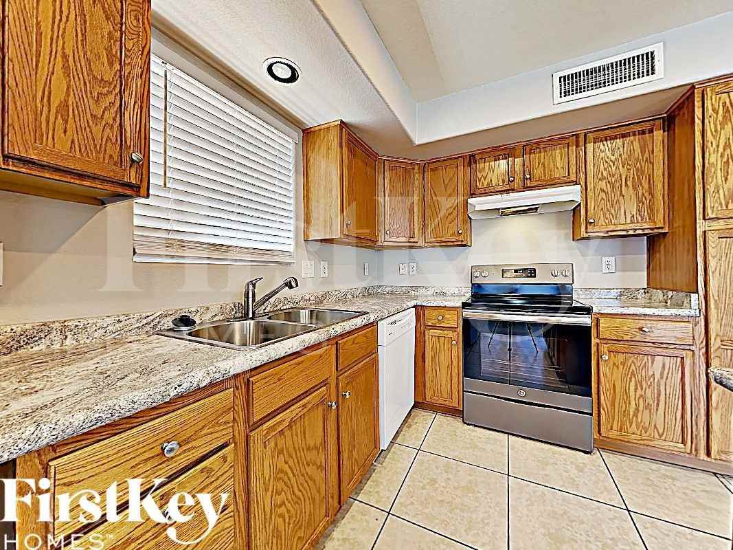 12405 W Montebello Ave - Photo 4 of 17