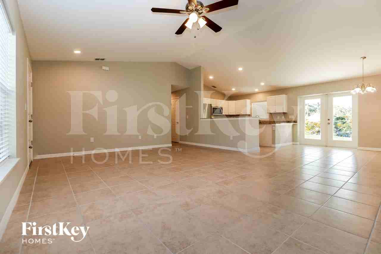 12252 Clarendon Ave - Photo 3 of 15