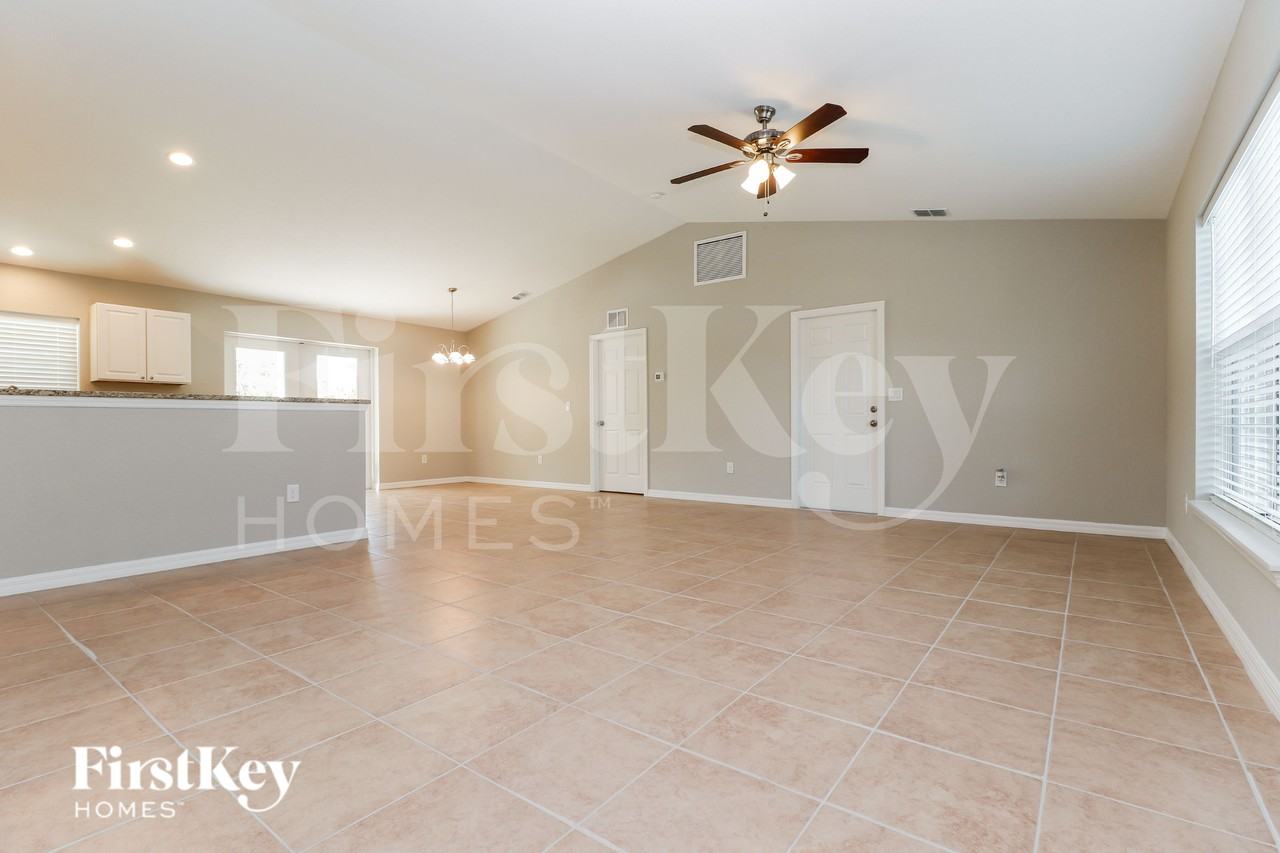 12252 Clarendon Ave - Photo 4 of 15